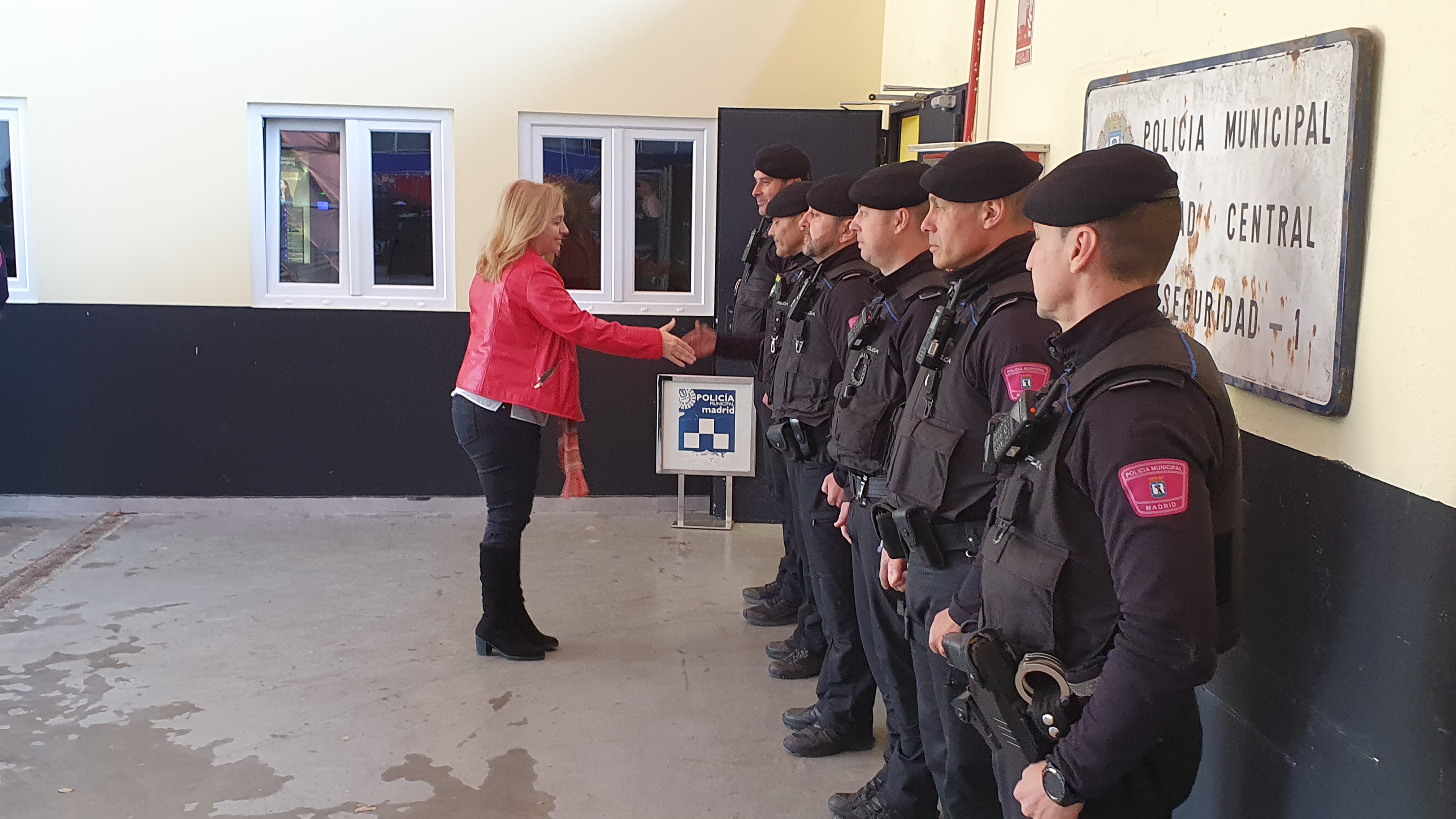 La delegada de Seguridad y Emergencias y portavoz del Ayuntamiento, Inmaculada Sanz, en la visita de las instalaciones de las unidades centrales de seguridad (UCS) de la Policía Municipal de Madrid